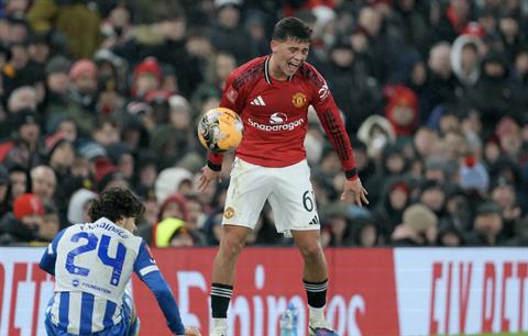 Thần đồng Man Utd hối lỗi sau tấm thẻ đỏ trong trận thua Brighton